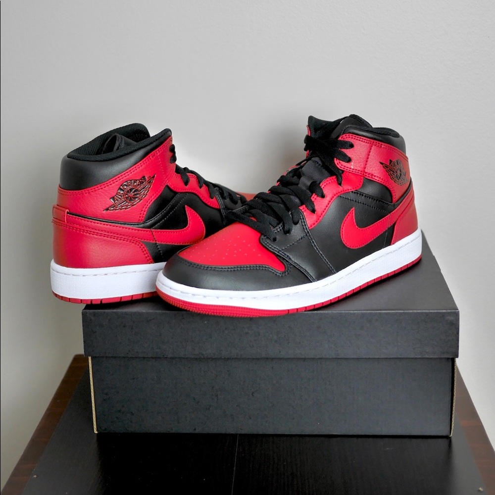 Nike Air Jordan 1 Mid Banned - Picture 2 of 4